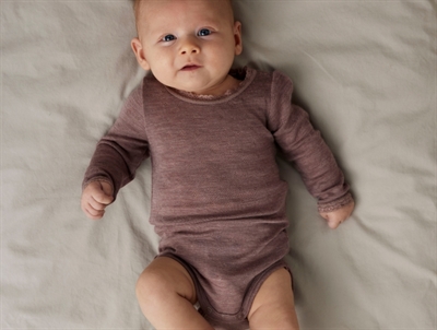 Baby i Name It uld body i antler merinould med hulmønster og blondekant